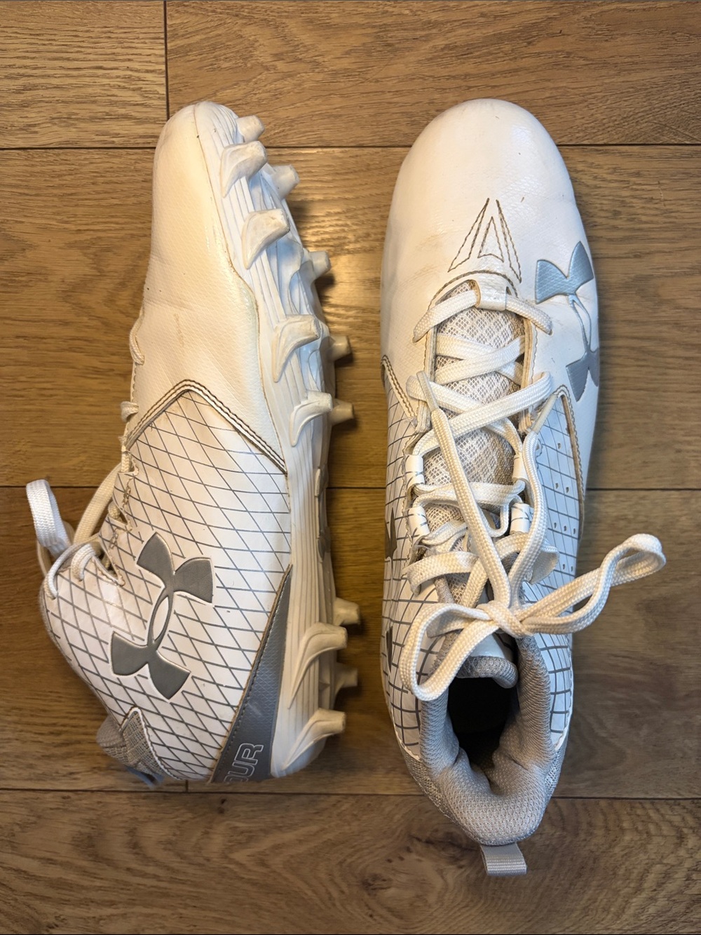 Under Armour SIZE 8.5 White and Gray Athletic Soccer Cleats